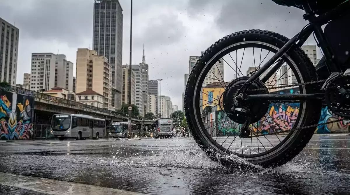 Bicicleta Elétrica Pode Pegar Chuva? A Verdade que os Vendedores Escondem