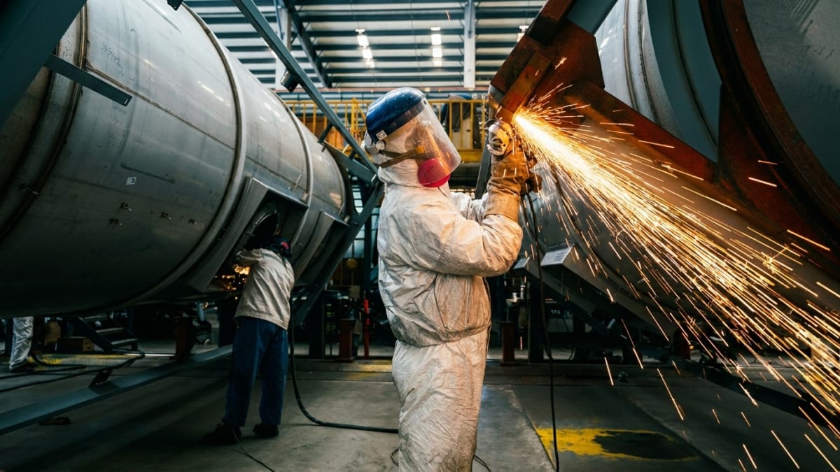 China factory PMI drops to 49.2 in first contraction since March