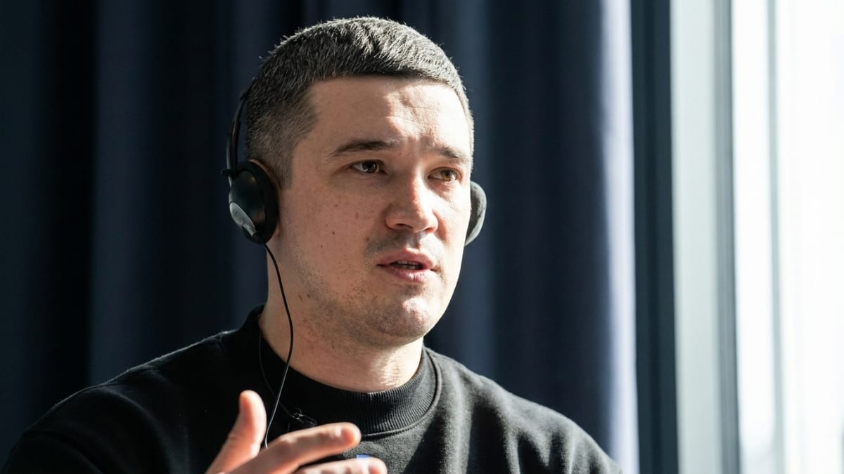 Sacked Ukraine defence chief demands wartime election