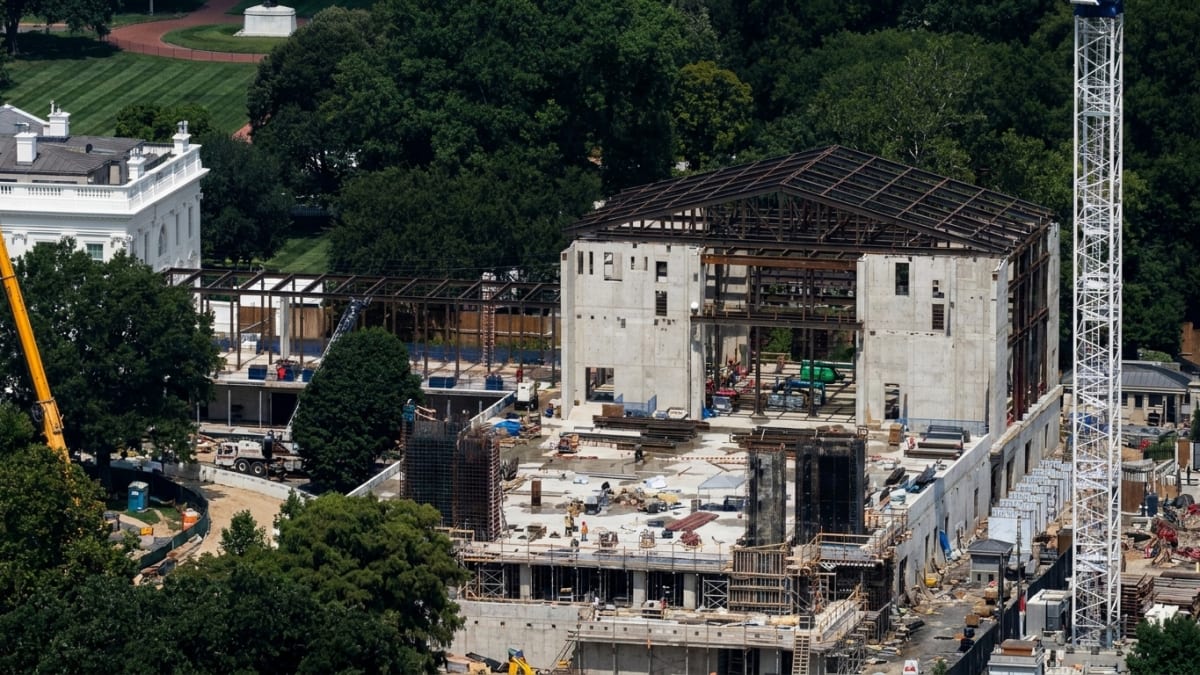 Roberts allows White House ballroom construction to resume