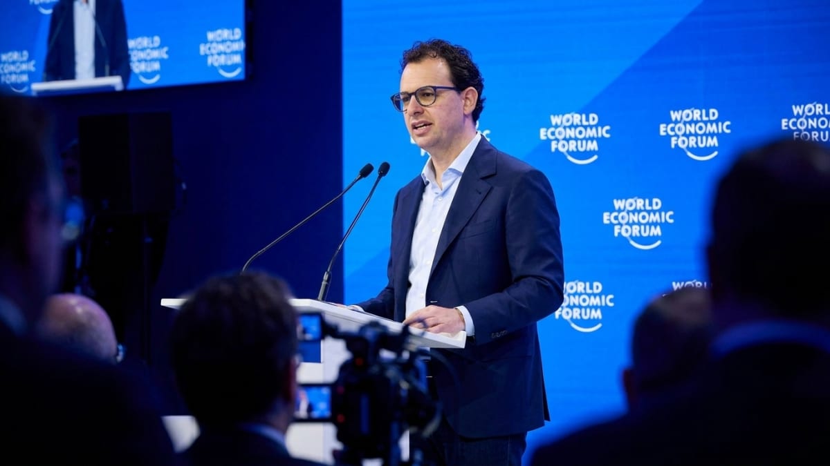 AI giants demand a development slowdown to save their business models