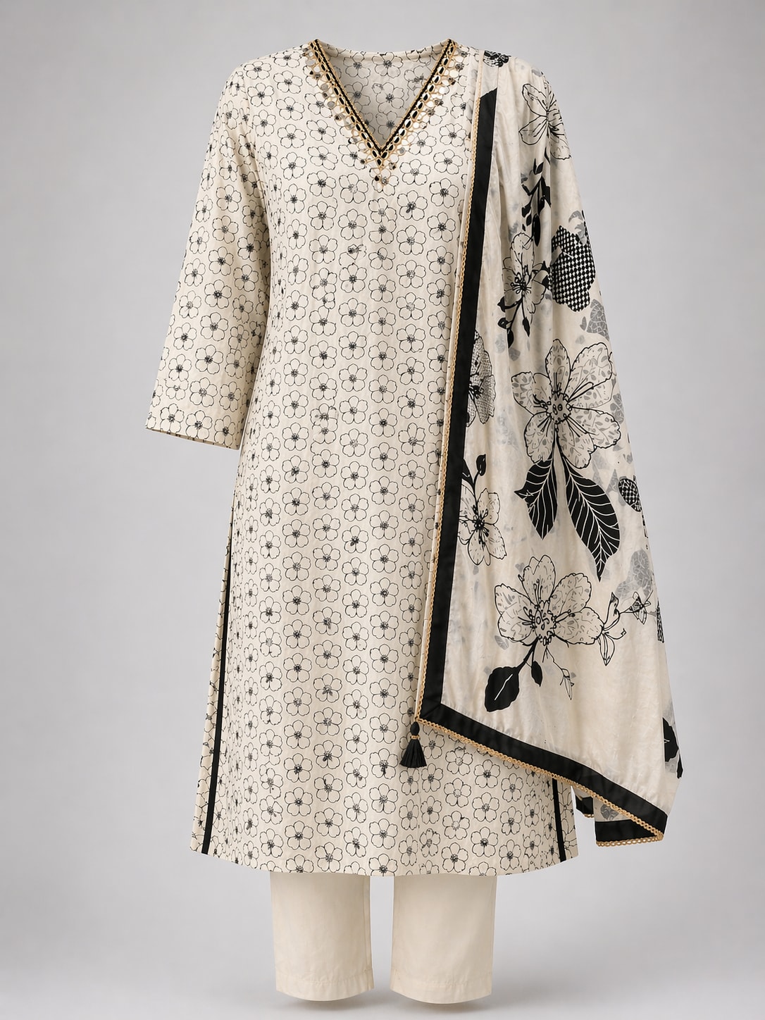 Ivory & Black Printed Pure Mul Kurti Set with Mirror Work: thumbnail 3