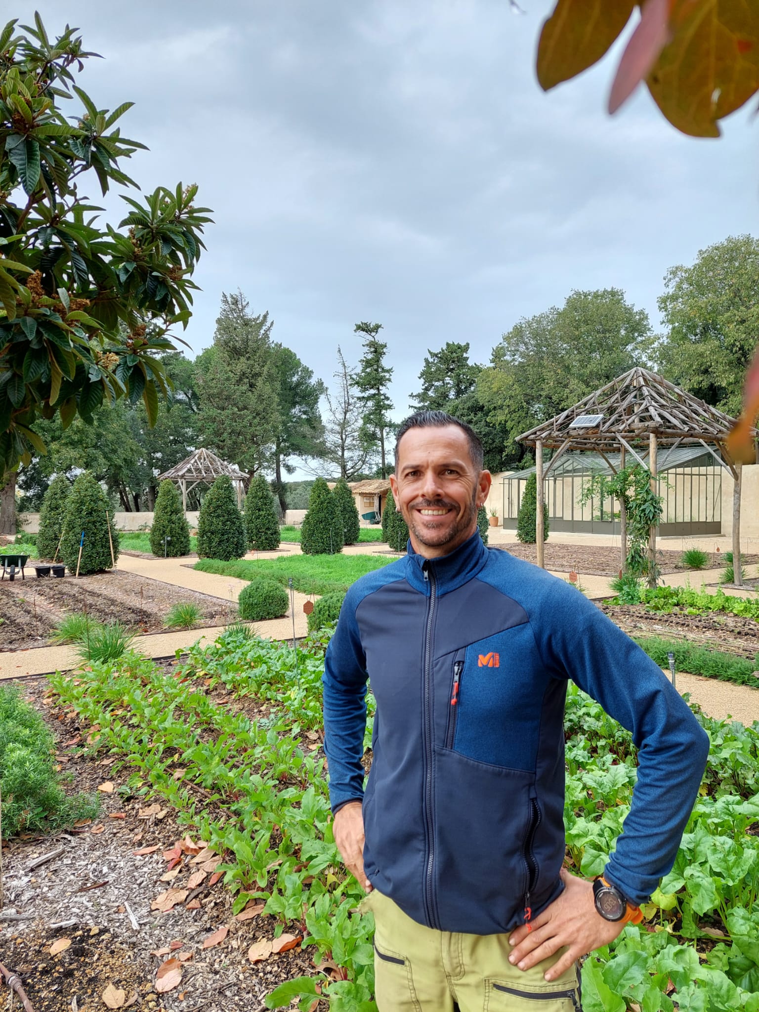 Guillaume Martin au travail dans un jardin en Provence