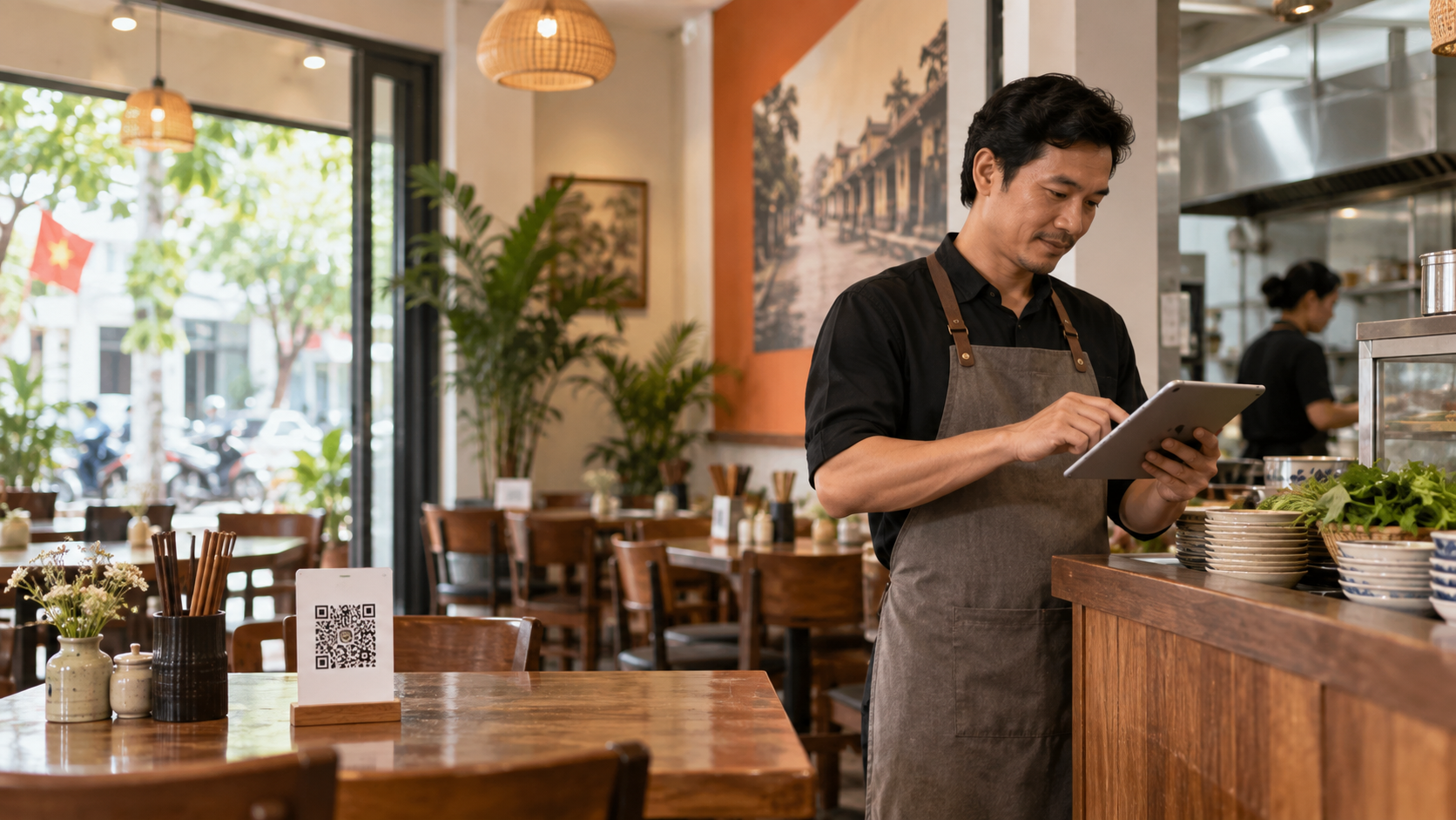 Chủ quán cập nhật thực đơn số trên máy tính bảng cạnh mã QR tại bàn