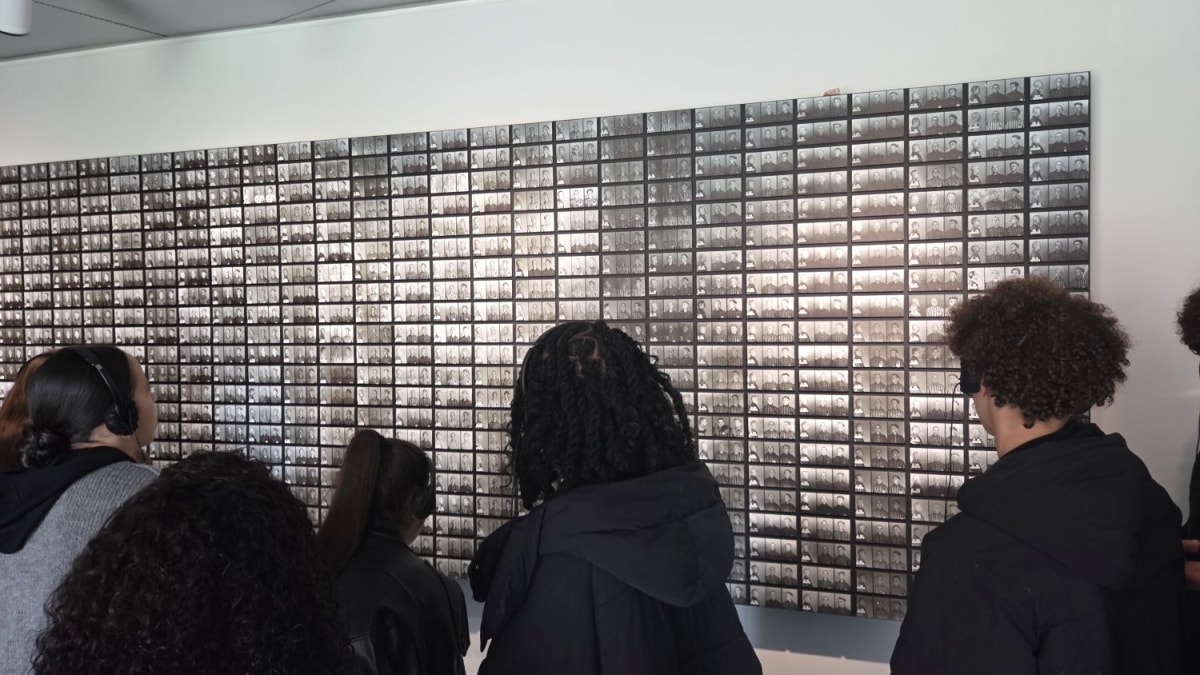(12) Découverte de photographies de prisonniers