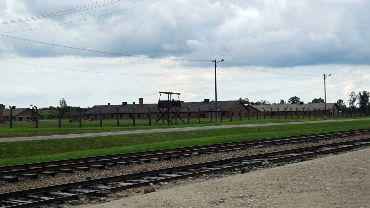 (15) Vue du camp et des rails