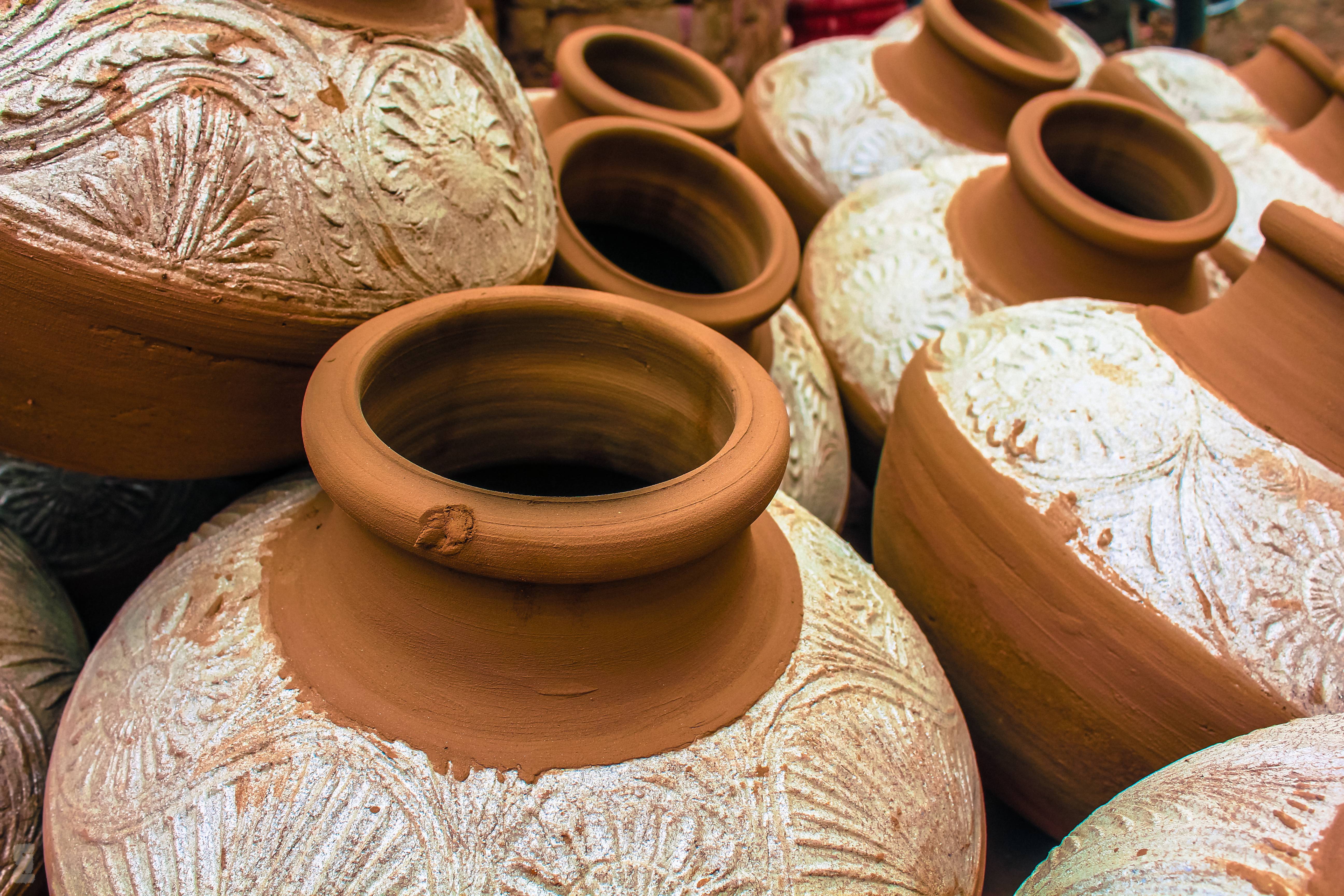 The Kumhar are potters who make earthen vessels, water pots, decorative home wares, toys and idols of gods and goddesses. Photography
