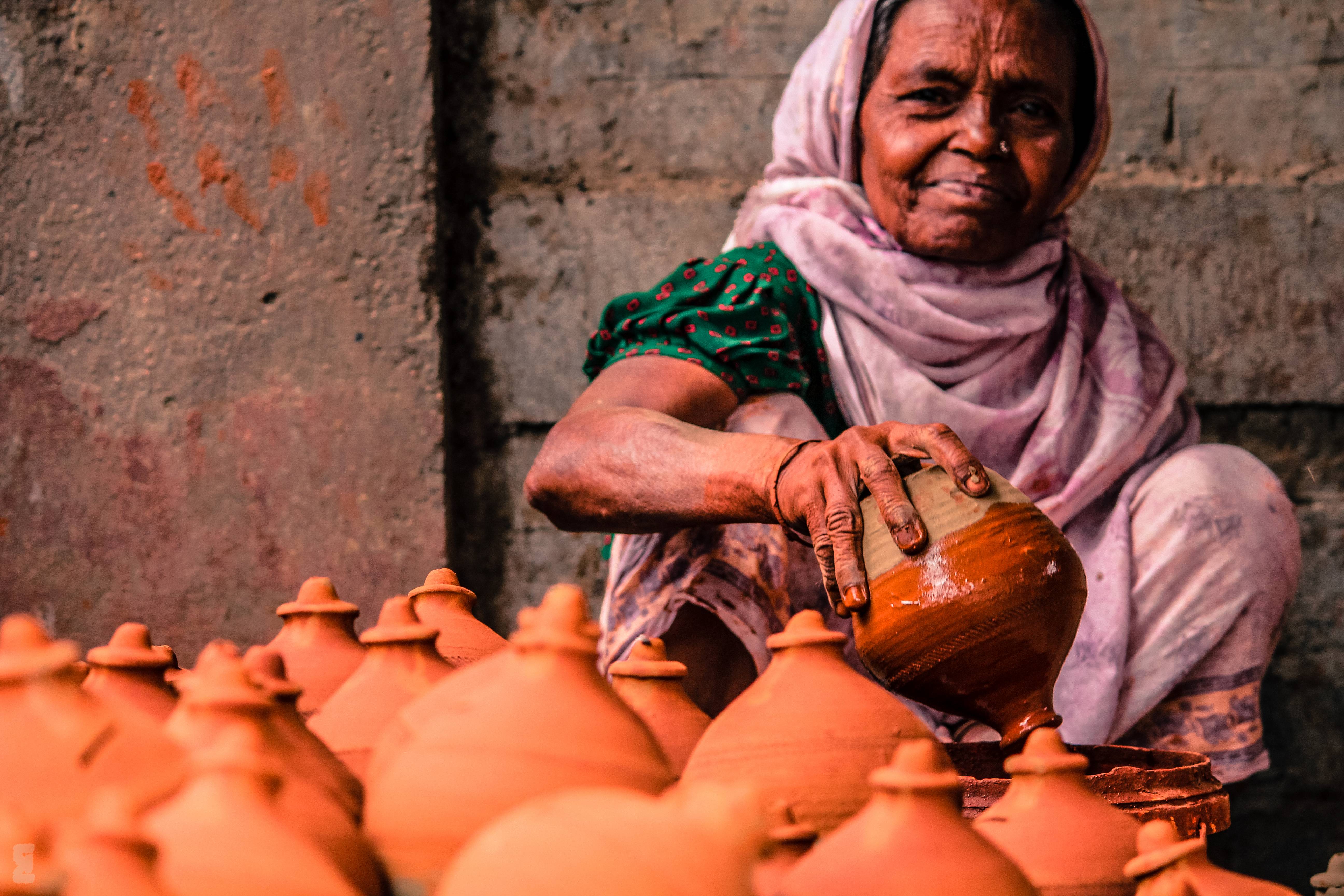 The Kumhar are potters who make earthen vessels, water pots, decorative home wares, toys and idols of gods and goddesses. Photography