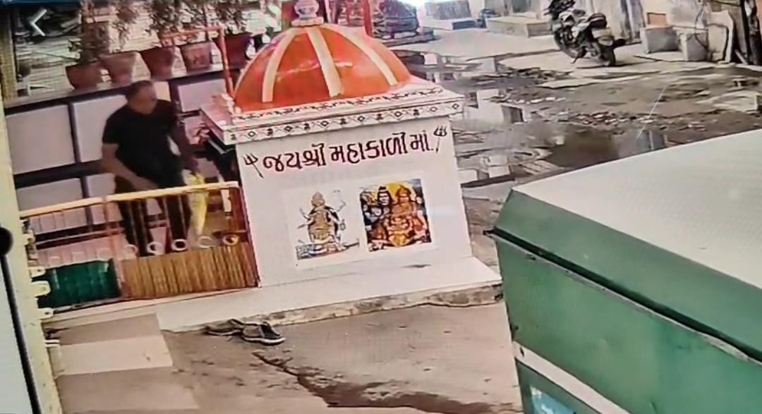 મોરબીના મંદિરમાંથી કિંમતી વસ્તુઓ ન મળતા, ચોરે દીવો અને ધુપેલિયું ચોરી લીધા.