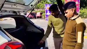 પ્રવાસીઓનું સઘન ચેકીંગ: કેવડિયામાં વાહનોની તપાસ બાદ જ પ્રવેશ અપાય છે, સુરક્ષા વધારાઈ.