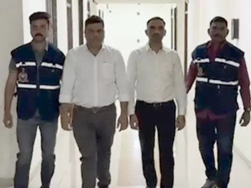 ગાંધીનગરથી રૂપિયા 30 લાખની લાંચ લેતા ઝડપાયા PI અને પોલીસ કોન્સ્ટેબલ