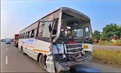 બસ ડ્રાઇવરે કાબૂ ગુમાવ્યો: બગવાડા ટોલનાકા પર બસ ડિવાઈડર સાથે અથડાઈ.