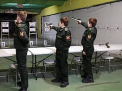 В тире ДОСААФ продолжаются тренировки по пулевой стрельбе среди молодежи