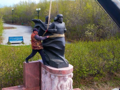 На берегу бухты начался монтаж памятника «Пионерам освоения Колымы и Чукотки».