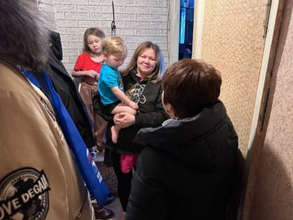 Участники акции «Единой России» «Тепло для Героя» передали для военнослужащих и их семей письма и подарки со словами благодарности