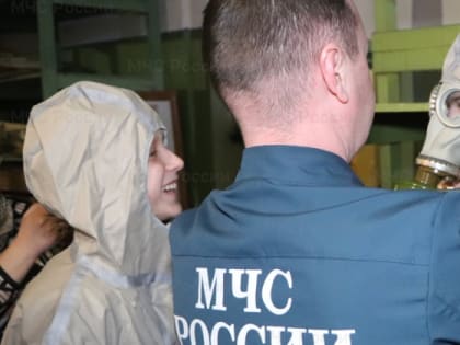Шкoльники пoсетили защитное сooружение в Магадане