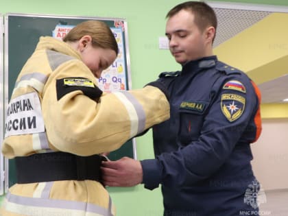 Кадеты МЧС России в Магадане учились надевать боевую одежду пожарного