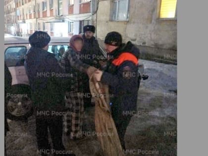 В Магадане спасатели сняли молодого парня с крыши