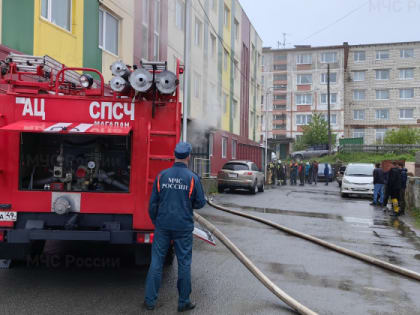Девять человек и шиншилу эвакуировали пожарные из многоквартирного дома
