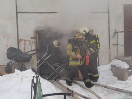 Двух человек эвакуировали из-за пожара в подвале многоквартирного дома