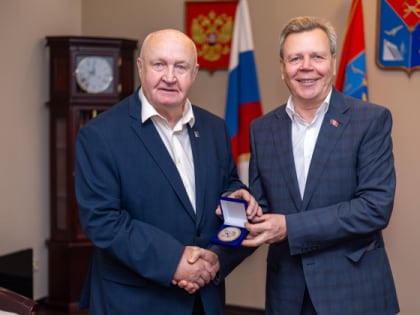 Сергей Абрамов поздравил с юбилеем заксобрания Председателя Магаданской областной Думы третьего созыва Сергея Мажарина