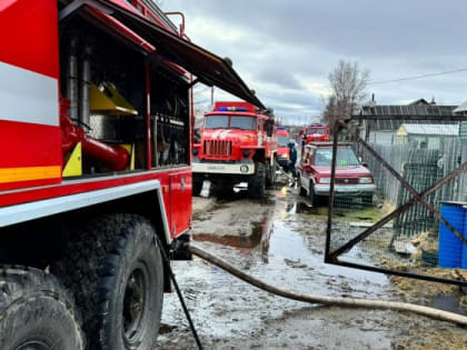 Две хозпостройки сгорели на частном домовладении в поселке Сокол