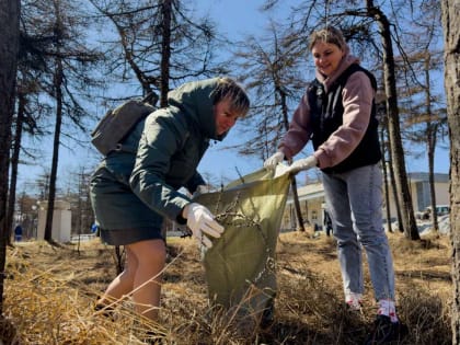 Коллектив на уборке городского парка