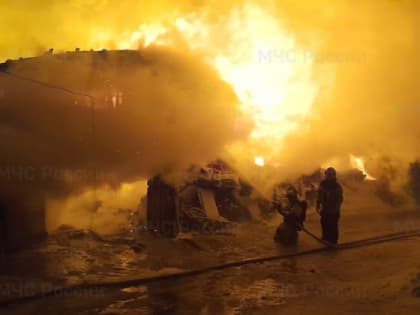 Частный дом и хозпостройка сгорели в Магадане