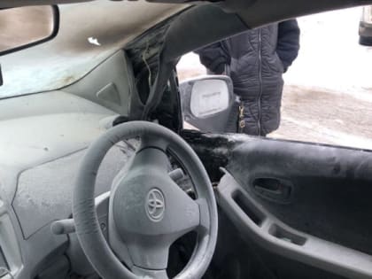 Очевидцы потушили горящий во дворе Магадана автомобиль