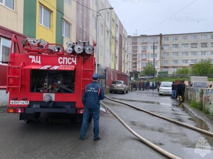 Из горящего дома в Магадане эвакуировали 9 человек и шиншиллу