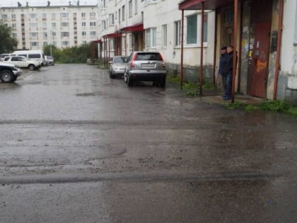 Проблемы двора на проспекте Карла Маркса в Магадане требуют решения