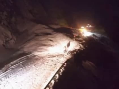 Из-за схода лавины временно закрыто движение на участке трассы Колыма в Якутии