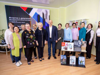 Депутат 	«Единой России»  Игорь Розинов передал книги юным колымчанам