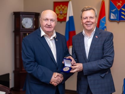 Сергей Абрамов поздравил с юбилеем заксобрания Председателя Магаданской областной Думы третьего созыва Сергея Мажарина