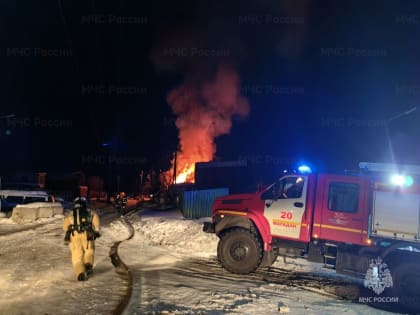 В Магадане погиб человек в горящем частном доме на улице Молодежной