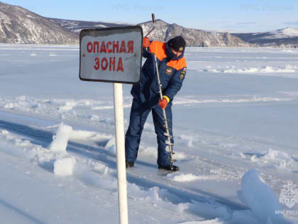 Внимание! Живая трещина На льду бухты Гертнера