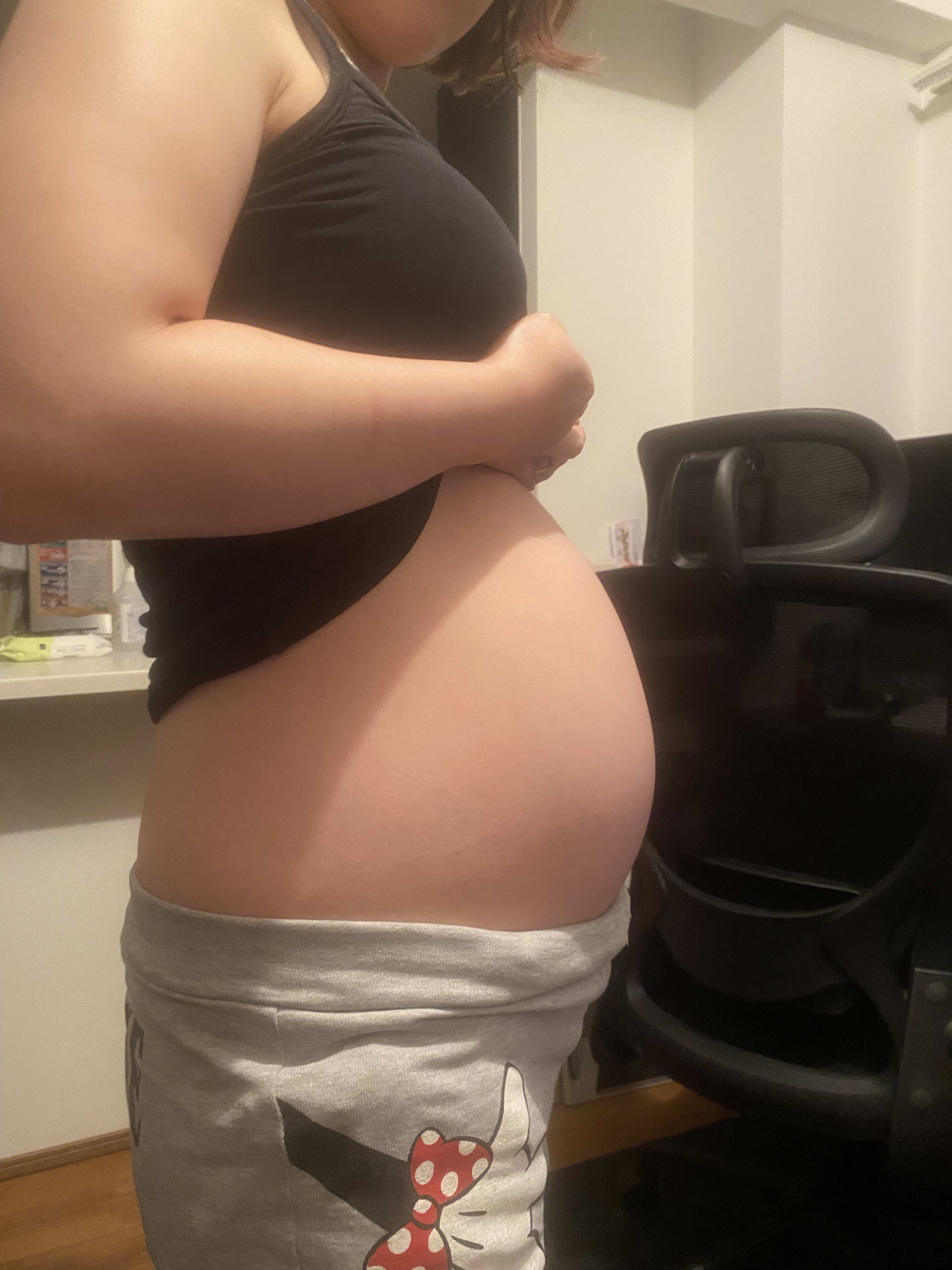 Mum's belly on the 23rd week