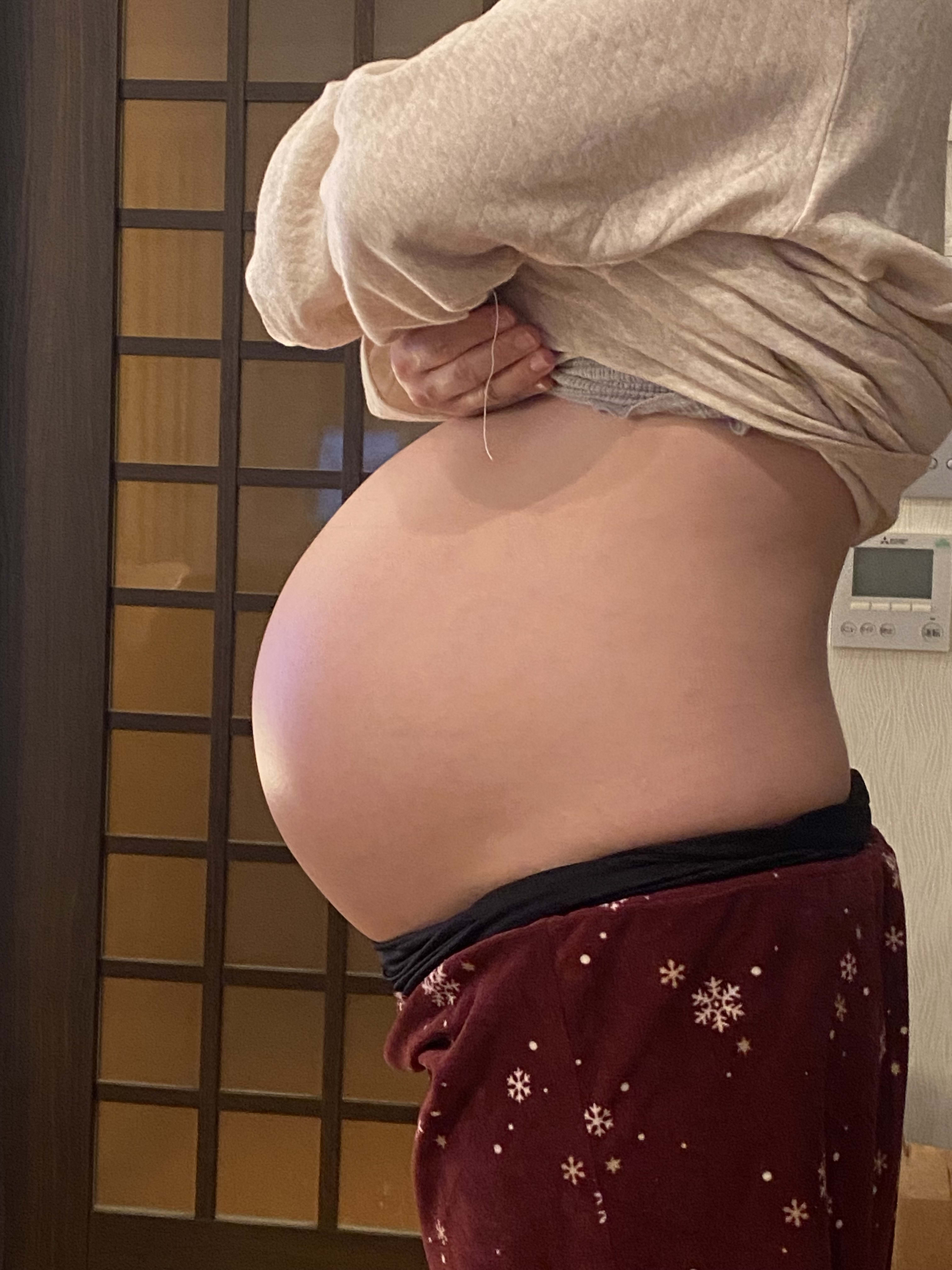 Mum's belly on the 37th week