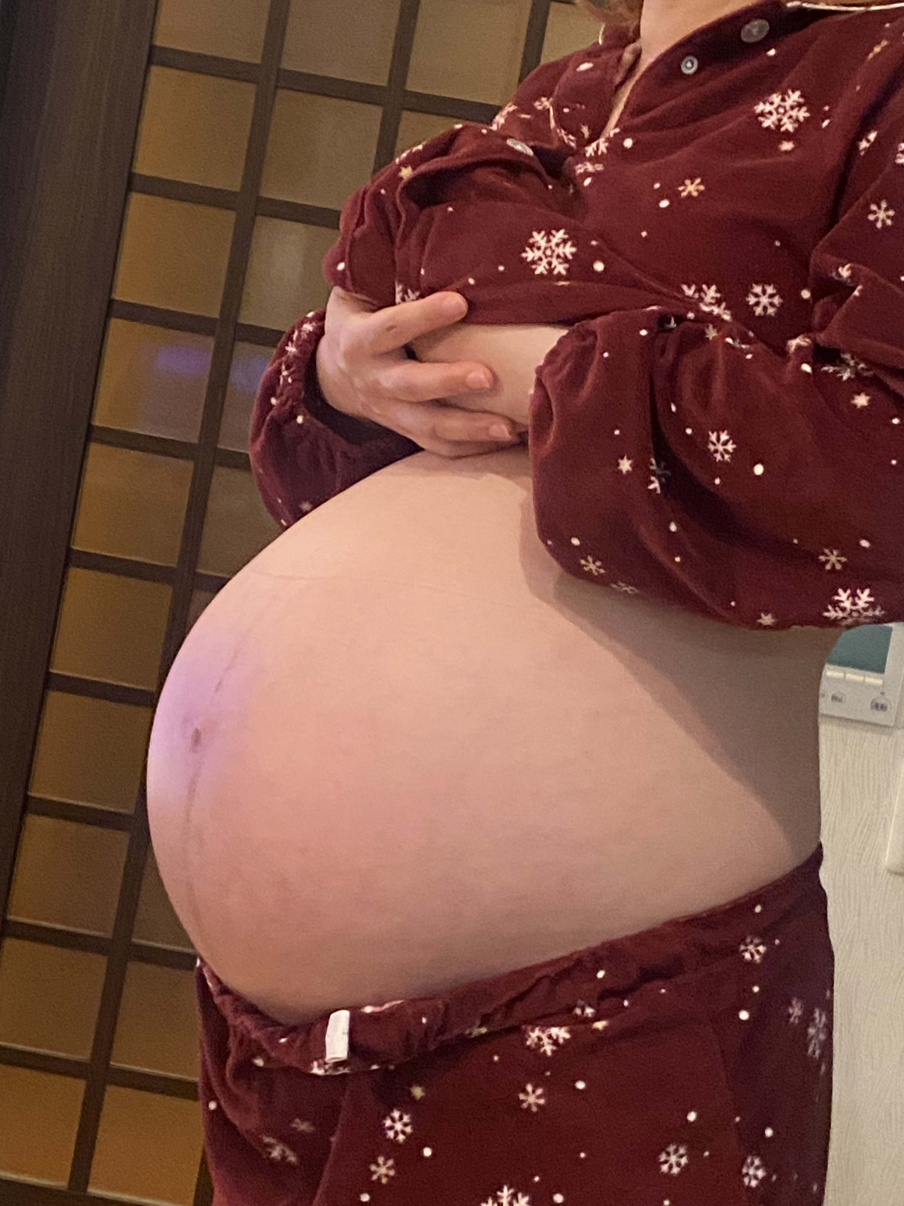 Mum‘s belly on the 38th week