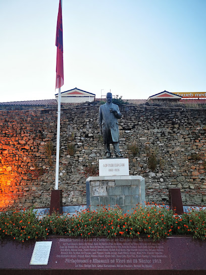 Statuja e Lef Nosit (1877–1946)