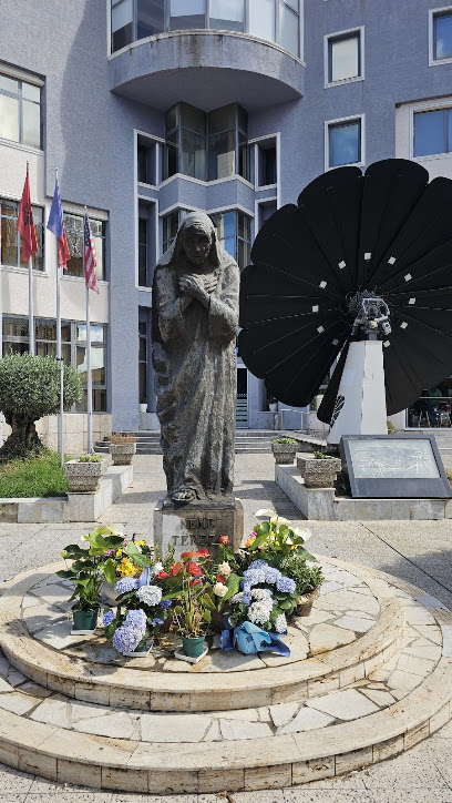 Statuja e Shën Nënë Terezës