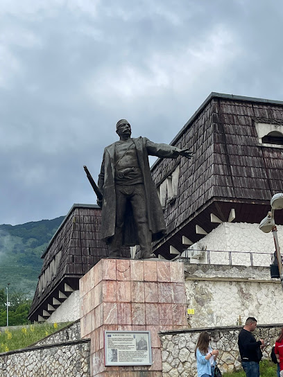 Statuja e Bajram Currit