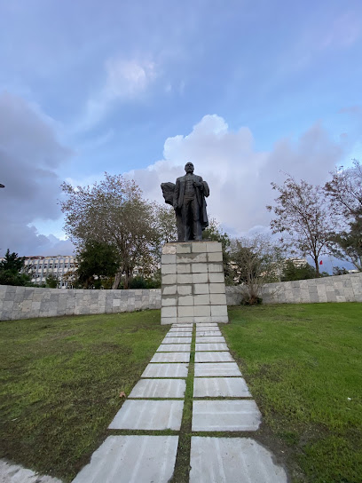 Statuja e Ismail Qemalit