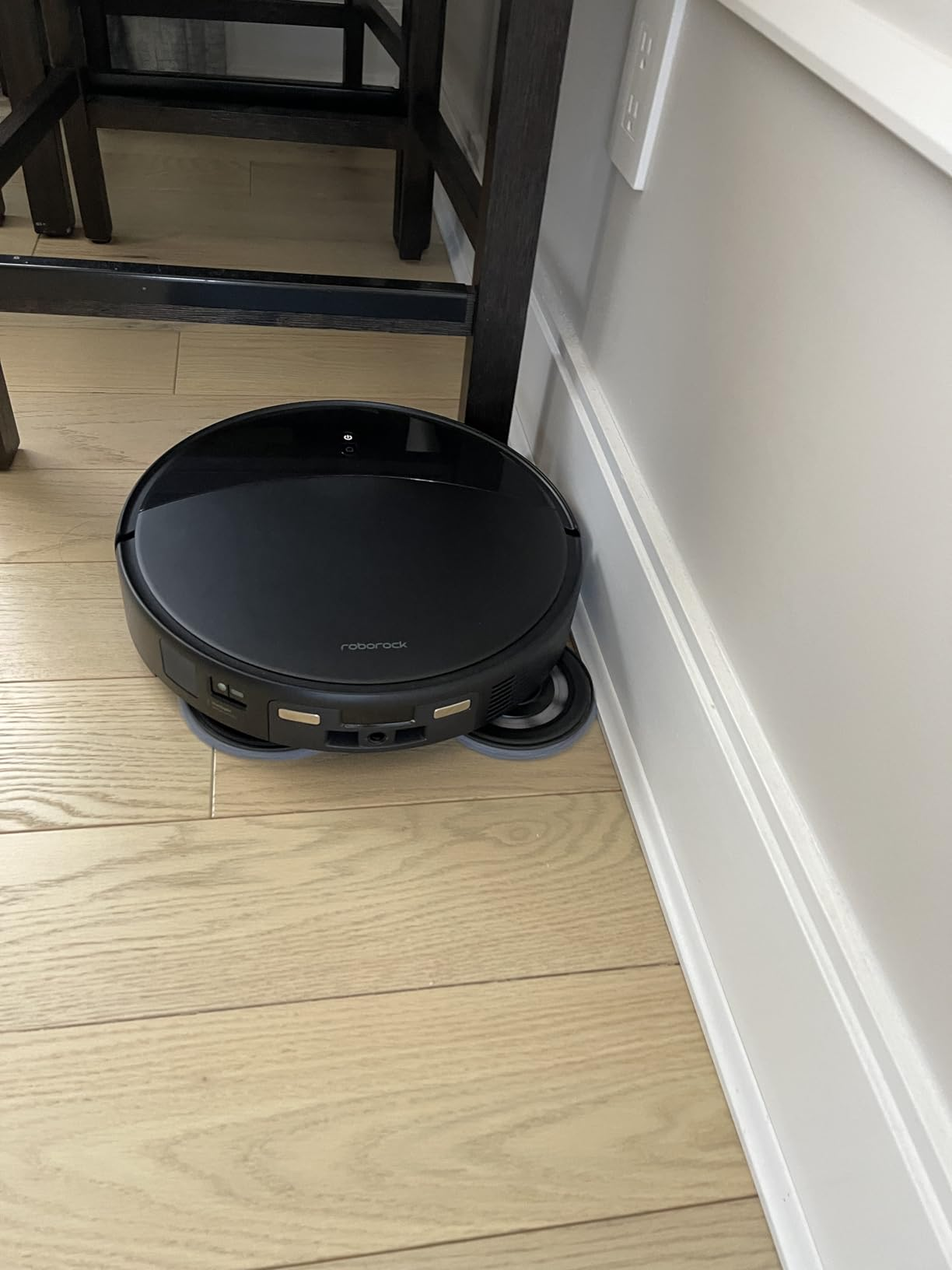 Roborock Saros 20 cleaning close to wall baseboard