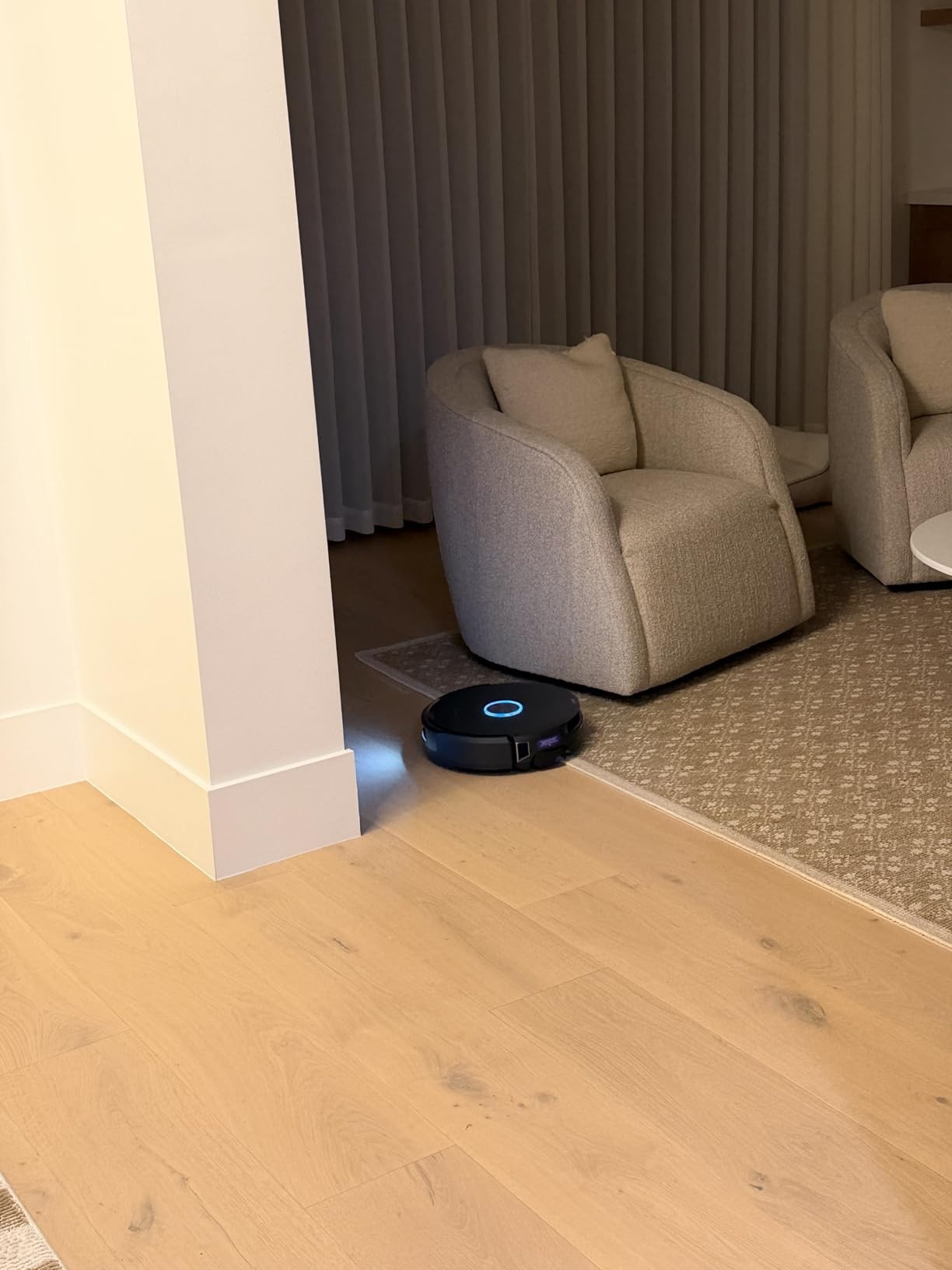 Narwal Flow 2 mopping a hardwood floor