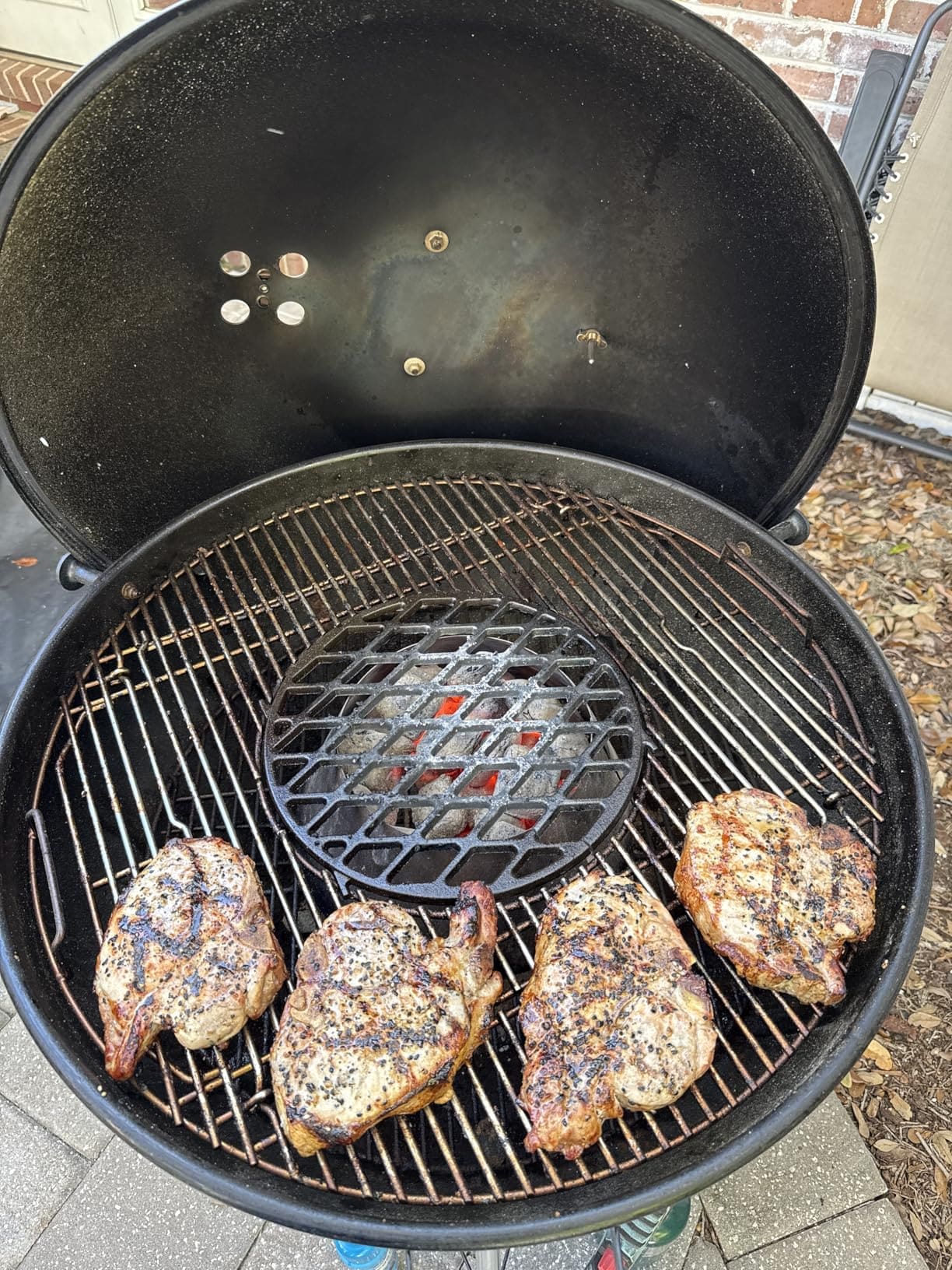 Weber Master-Touch 26-inch highlighting smoke damper setting