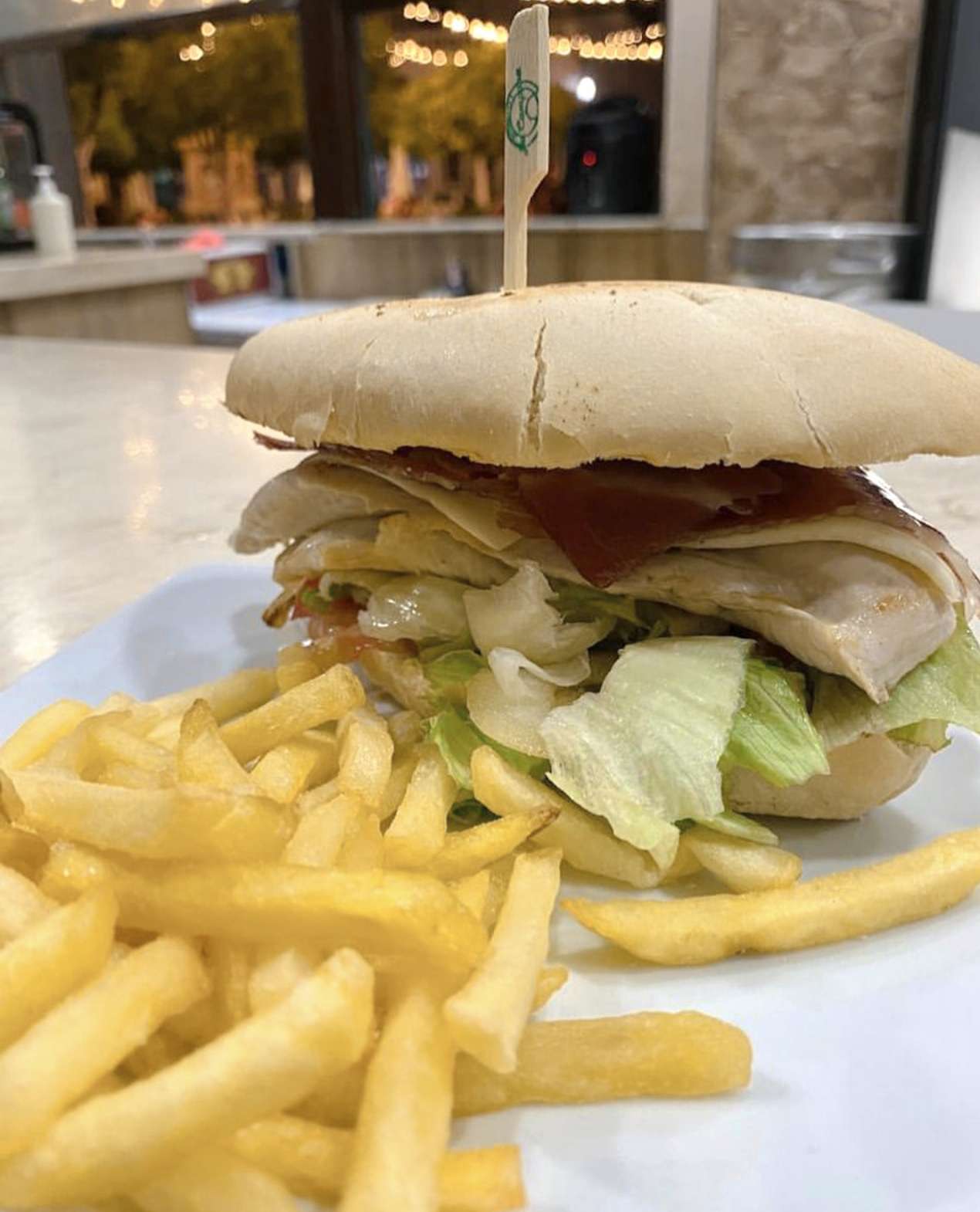 Montadito de pollo o lomo completo