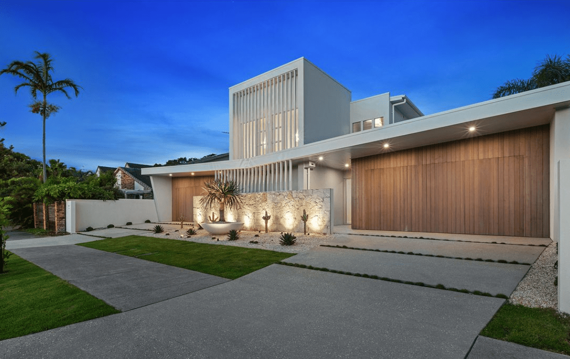 Mid century modern trophy home in Warana sold