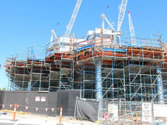 Chadstone stands as a highly visible project under construction A new record: Urban.com.au's October 2015 crane count