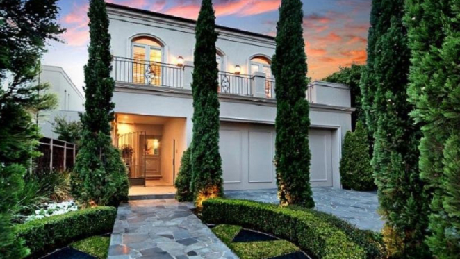 Trevor O'Hoy lists Brighton home with putting green